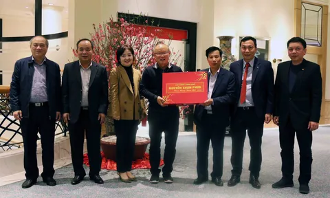 HLV Park Hang-seo nhận quà tặng của Thủ tướng
