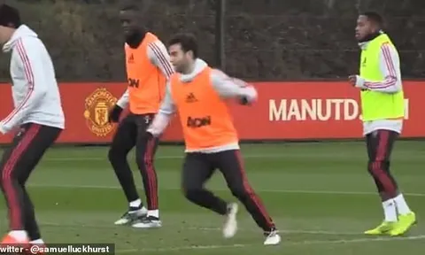 Vị khách đặc biệt gây náo loạn sân tập Man United