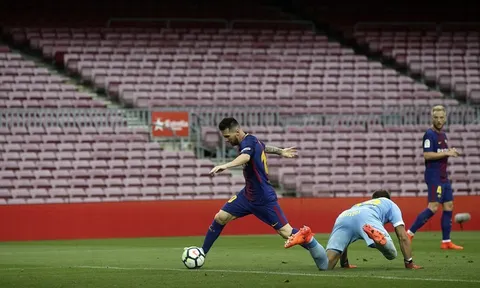 Vì sao Messi và đồng đội chơi trên sân Camp Nou không một bóng người?