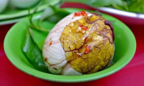 Vì sao nhiều người chọn ăn trứng vịt lộn thay vì trứng gà lộn? Sự thật gây bất ngờ