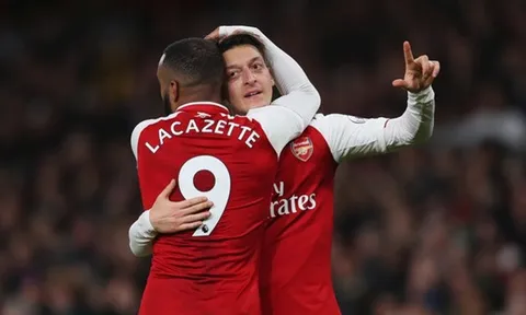 Vì sao Ozil và Lacazette bị loại khỏi đội hình Arsenal?