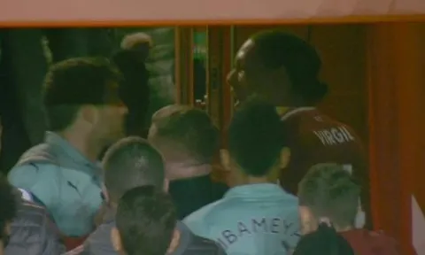 Vì sao Van Dijk và Sorkatis suýt "tẩn" nhau trong đường hầm sân Anfield?
