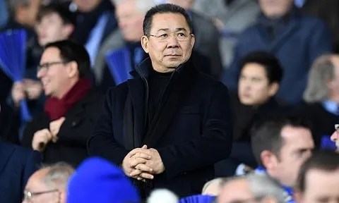 Ông chủ Leicester và con gái ngồi bên trong trực thăng phát nổ