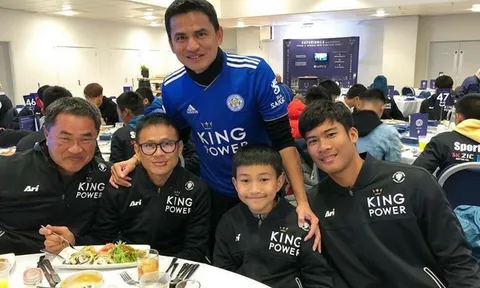 Kiatisak thương tiếc chủ tịch Leicester trước sân King Power