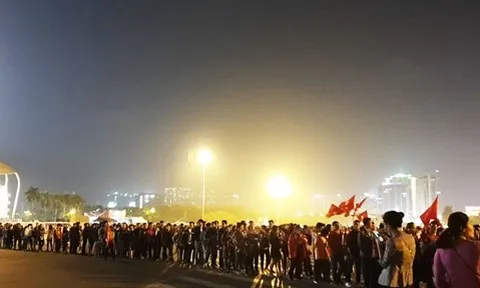 Hàng dài CĐV chờ vào sân xem tuyển Việt Nam gặp CHDCND Triều Tiên