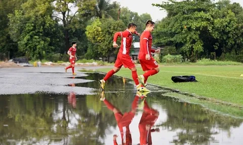 Bão số 9 khiến tuyển Việt Nam thay đổi kế hoạch đi Philippines