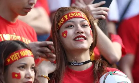 Fan nữ bốc lửa, cháy hết mình cùng Quang Hải, Công Phượng đấu Jordan