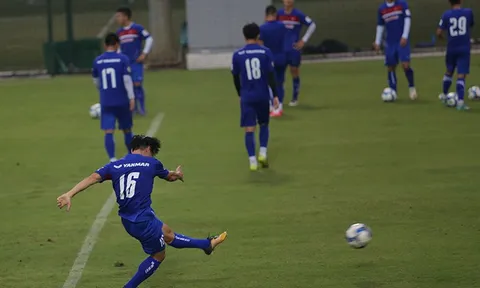 Công Phượng "bắn" kém, Xuân Trường bị fan nữ... rượt đuổi