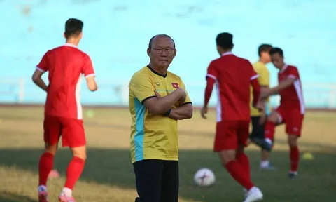 HLV Park Hang-seo âu lo ngày đầu ở Lào