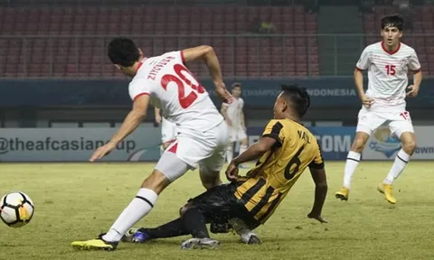 Pha vào bóng bằng hai chân của cầu thủ U19 Malaysia và cái kết kinh hoàng