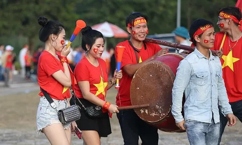 Fan nữ đánh trống cực sung, gọi tên Công Phượng, Xuân Trường