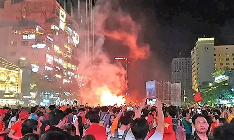 Song Đức "nổ súng" trên đất khách, CĐV quê nhà đốt pháo sáng ăn mừng