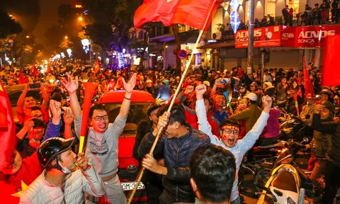 Fan ồ ạt đổ xuống đường ăn mừng chiến thắng ĐT Việt Nam