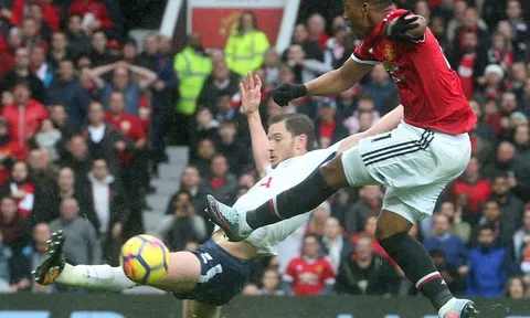 Với Mourinho, M.U có "Fergie Time" trở lại