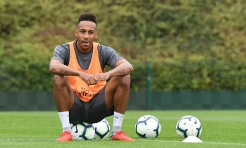 Với thần thái thế này, Aubameyang còn xứng đáng đá chính?