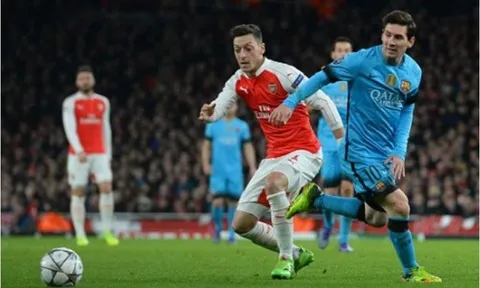 Vụ Ozil: Messi chất vấn BLĐ Barca