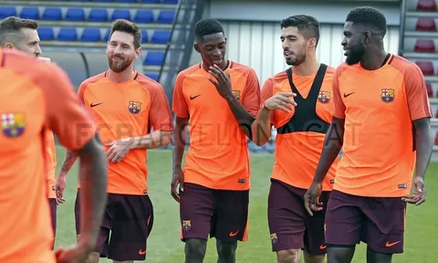 Vừa chào sân, Dembele đã kết thân với Suarez và Messi