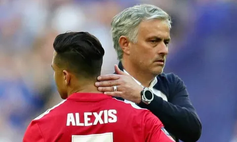 'Vừa đấm vừa xoa' Sanchez, Mourinho có ý đồ gì?