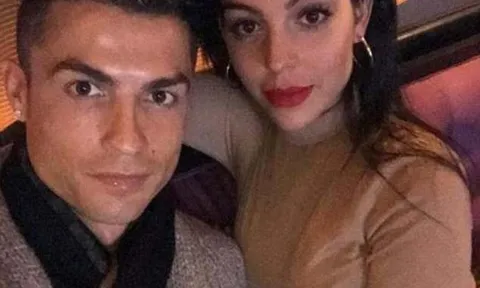 Vừa đến Tây Ban Nha, Ronaldo đã 'tự sướng' ngay với bạn gái Georgina
