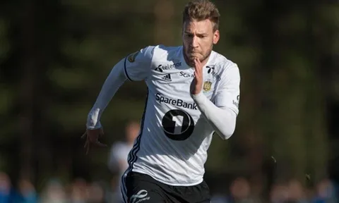 "Vua phá lưới" Bendtner ghi bàn đẹp nhất giải Na Uy