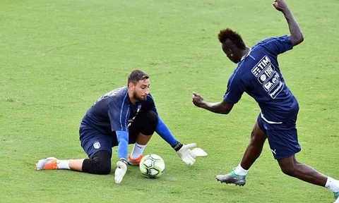 Vừa trở lại tuyển Ý, Balotelli đã thử tài "tiểu Buffon"
