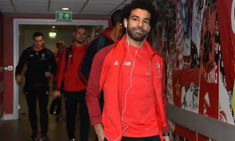 Vượt bão chỉ trích, Salah vẫn tươi cười xuất hiện tại Anfield