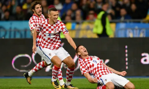 Vượt qua Ukraine, Modric cùng đồng đội tự an ủi bằng vé play-off