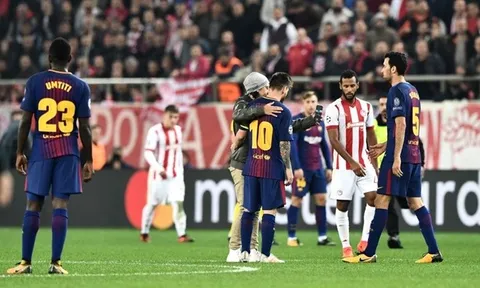 Vượt rào an ninh, fan nhí vào tận sân ôm bằng được Messi