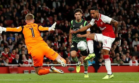 Walcott nổ súng, Arsenal nhẹ nhàng đi tiếp ở League Cup
