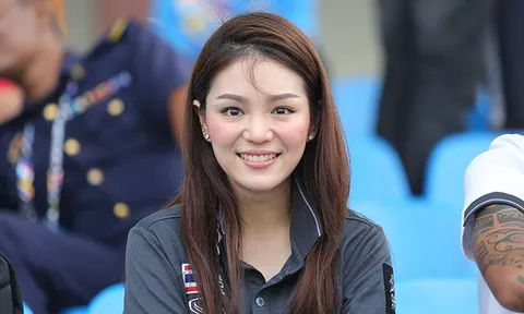 Nữ trưởng đoàn Thái Lan tươi rói, chất chồng nỗi buồn U22 Việt Nam