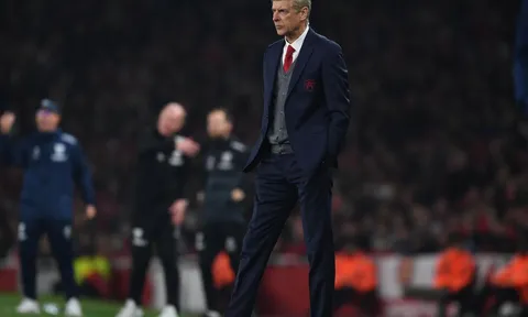 Wenger bênh vực trọng tài trong tình huống gây tranh cãi