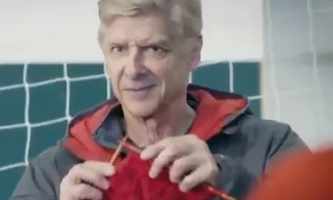 Wenger khoe tài đan len nhân dịp Giáng Sinh