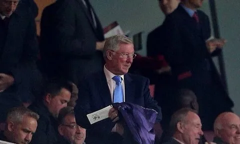 Wenger mời Alex Ferguson xem thất bại của con trai