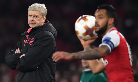 Wenger "nản lòng" nhìn Walcott, Giroud chơi tệ ở Europa League