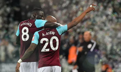 West Ham 2-0 Huddersfield: Slaven Bilic thoát hiểm