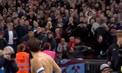 Cổ động viên ngã sấp mặt vì cướp áo sao Premier League