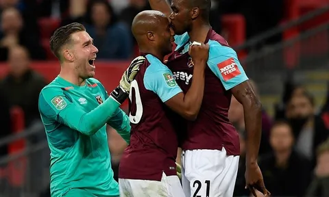 'Búa tạ' ngược dòng không tưởng, loại Tottenham khỏi League Cup