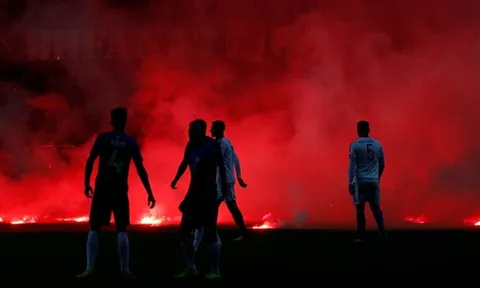 CĐV trút mưa pháo sáng vì đội nhà không được dự World Cup