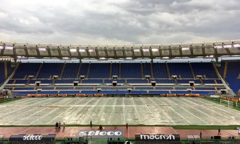 XÁC NHẬN: Mưa bão, trận cầu đinh Serie A bị hoãn 1 tiếng