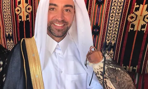 Xavi như một nhà quý tộc trong trang phục của Qatar