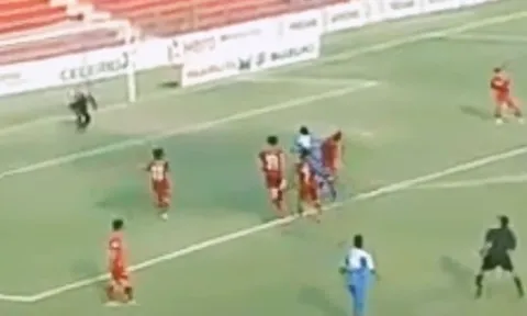 Xem cầu thủ vô danh một mình lừa qua 5 cầu thủ trước khi ghi bàn như Messi