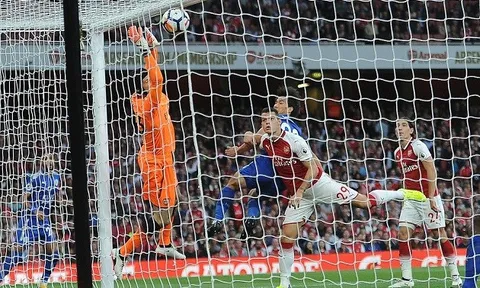 Xhaka cố gắng tái hiện siêu phẩm của Stankovic trên sân tập
