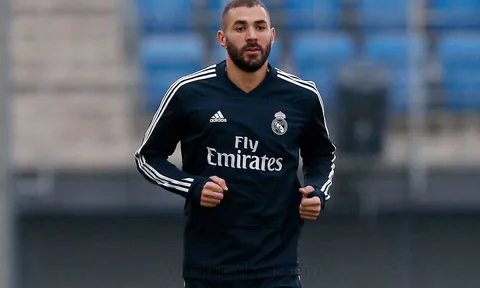 Xin khoác áo Algeria không thành, Benzema buồn thiu trở về Madrid