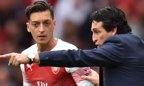 XONG: HLV Emery lên tiếng về mâu thuẫn với Ozil