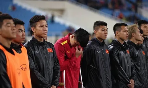 Lục Xuân Hưng chống nạng, bật khóc vì chia tay tuyển Việt Nam