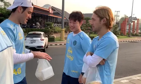 Xuân Trường tươi cười cùng đồng đội mới tại Buriram United
