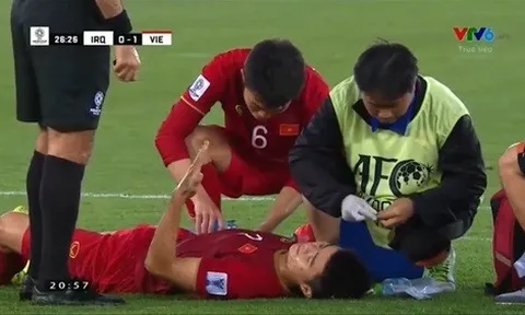 Xuân Trường chăm sóc cho Duy Mạnh sau tình huống đổ máu