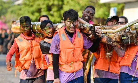 Xuân Trường lấm lem cùng đồng đội kết xuồng từ thân cây
