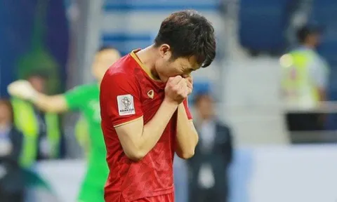 Xuân Trường lùi bước về phía sau nhìn đồng đội ăn mừng