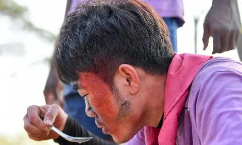 Xuân Trường mặt lem luốc, trổ tài nấu cơm cùng các đồng đội ở Buriram